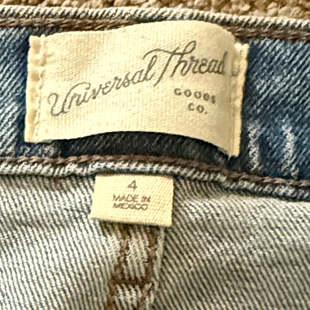 Universal Thread Women's Mid-Rise 80s Slim Leg Jeans Light Blue Wash Size 4 - Picture 2 of 10